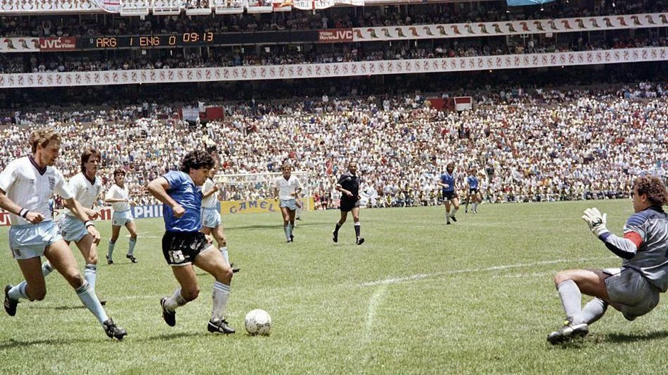 Maradona postiže drugi gol protiv Engleske 1986. | Foto: AFP via Getty Images