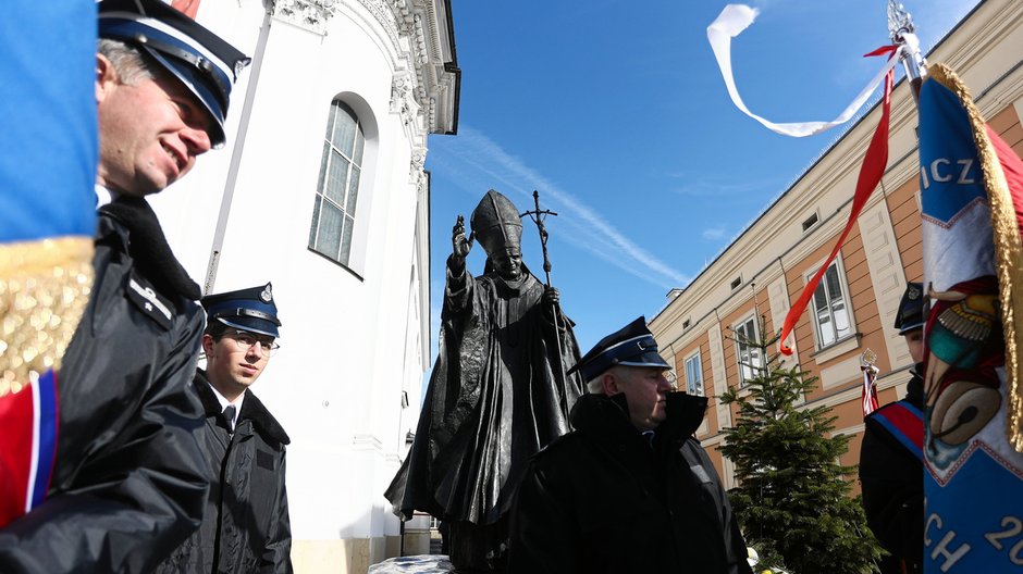 12 marca 2023 r. Orkiestra gra "Barkę" ku czci Jana Pawła II