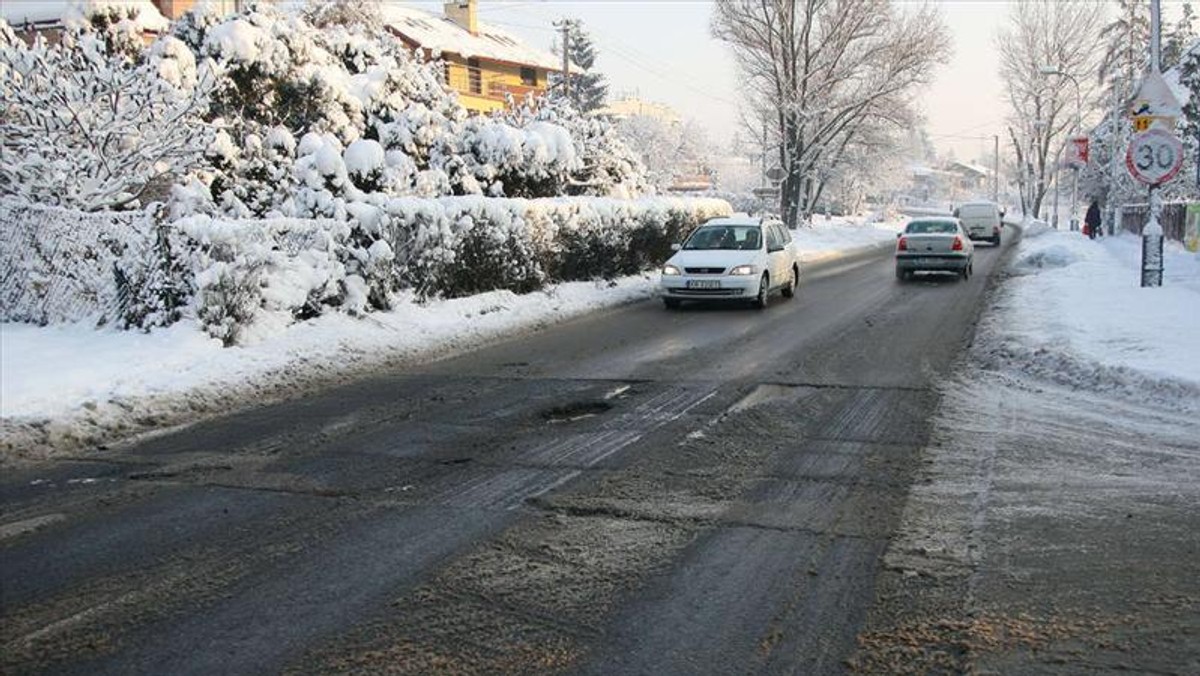 Absurd i skandal w Bieżanowie! Niezakończony przed zimą remont ulicy Mała Góra sprawił, że na nowej nawierzchni, po zaledwie dwóch miesiącach, znów pojawiły się dziury! Drogowcy zapewniają, że "wliczają to w koszta" i przygotowują się do wiosennego remontu na tej samej ulicy!