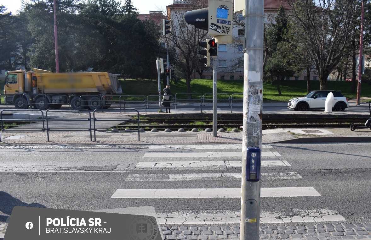 Na Račianskej ulici došlo k zrážke chodca a osobného motorového vozidla.