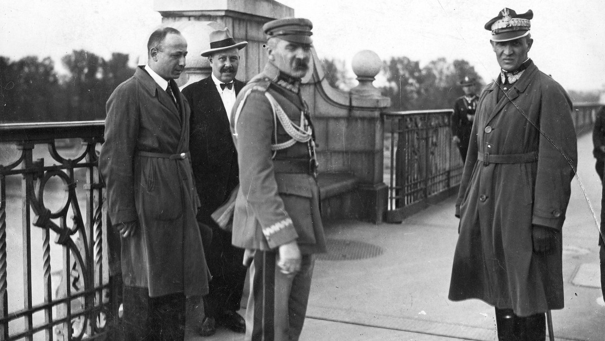 Gdy nie pomogły napomnienia przeciwników i polemika nad projektami ustaw o organizacji najwyższych władz wojskowych, marszałek Piłsudski odwołał się do wiernych mu żołnierzy Legionów Polskich i rzucił swój autorytet na szalę wydarzeń politycznych.