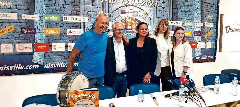 Predstavnici Nišvila sa direktorom muzeja u Nju Orelansu Gregom Lambosijem (drugi sleva)