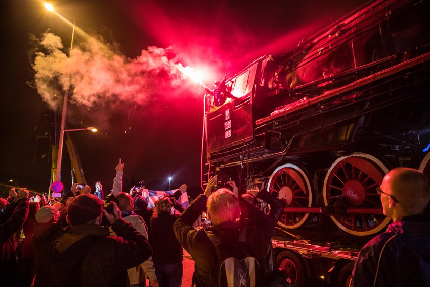 130-tonowa lokomotywa stanęła przed stadionem Lecha Poznań