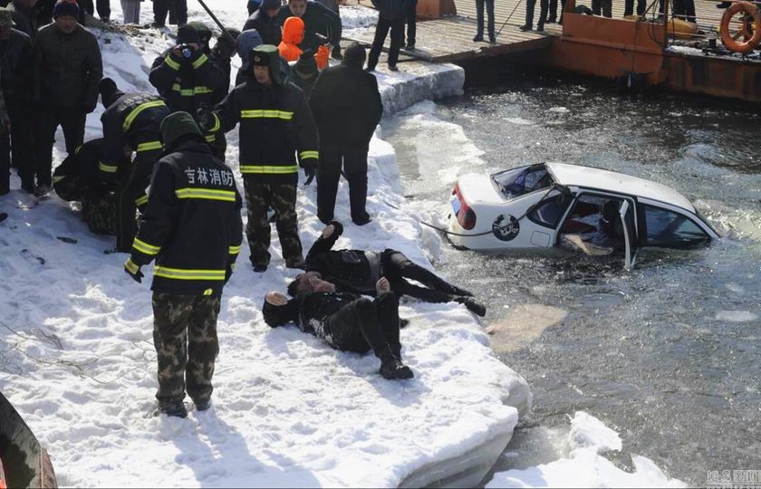 Auto wpadło do rzeki. Umarli przytuleni