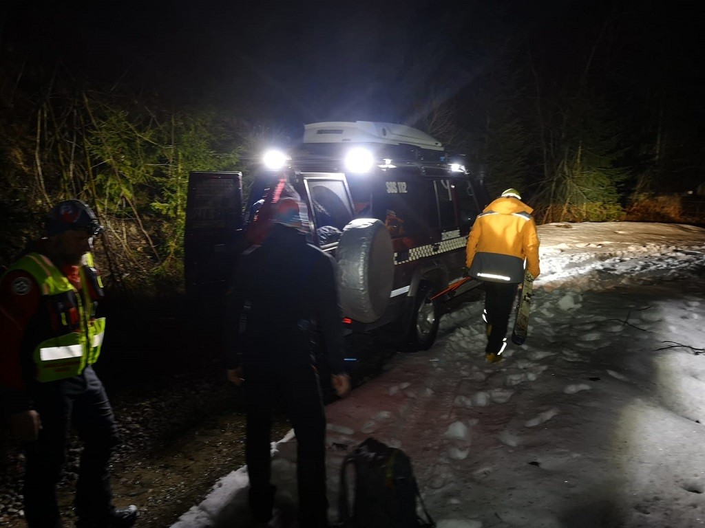 Záchranná akcia dopadla úspešne a stratených turistov našli v útulni.