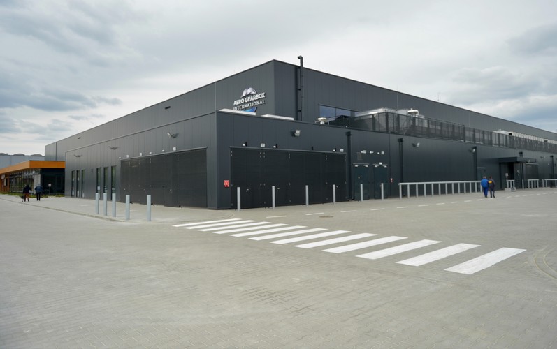 Fabryka w Ropczycach jest kolejną inwestycją, po uruchomionym w zeszłym roku w Środzie Śląskiej wspólnym przedsięwzięciu GE i Lufthansy, w sektorze lotniczym, która potwierdza to, że Polska staje się istotnym graczem w tej bardzo zaawansowanej branży.
<br>
W obiekcie o powierzchni 13 500 m2 będą produkowane układy przeniesienia napędu (ADT – Accessory Drive Trains) do wszystkich cywilnych silników lotniczych Rolls-Royce’a nowej generacji. W nowym zakładzie pracuje już ponad 50 osób, przy założeniach, że liczba bezpośrednich miejsc pracy docelowo wzrośnie do 200. Rozwój niezbędnej infrastruktury i partnerstw w południowo-wschodniej części Polski będzie stymulatorem dalszego wzrostu zatrudnienia pośredniego.<br><br><br>Fot. (dd/sko) PAP/Darek Delmanowicz