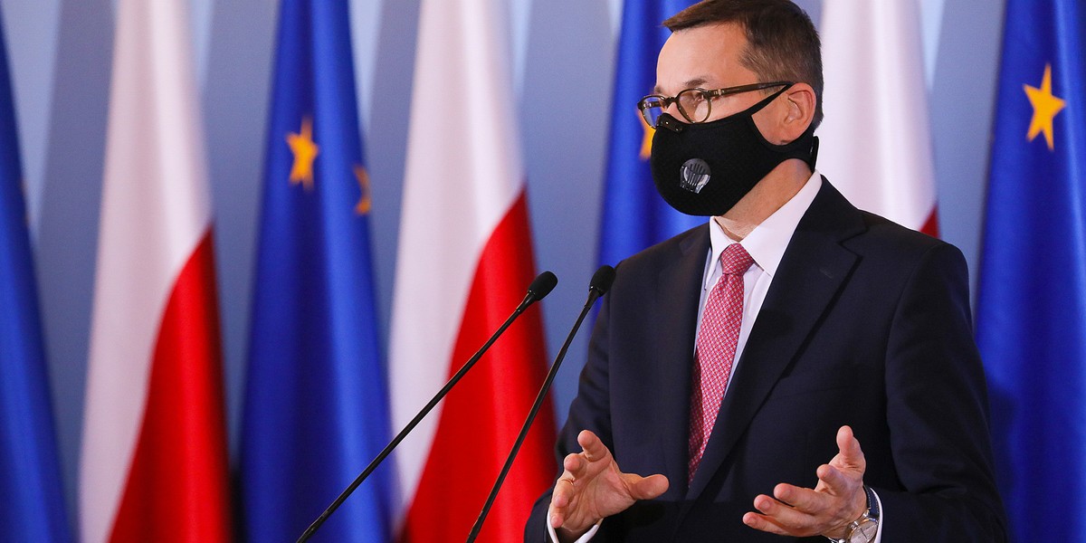 Mateusz Morawiecki zapewnił, że gdy Polska otrzyma szczepionkę przeciwko koronawirusowi, będzie ona dostępna dla chętnych. Wyjaśnił też, kto otrzyma ją w pierwszej kolejności