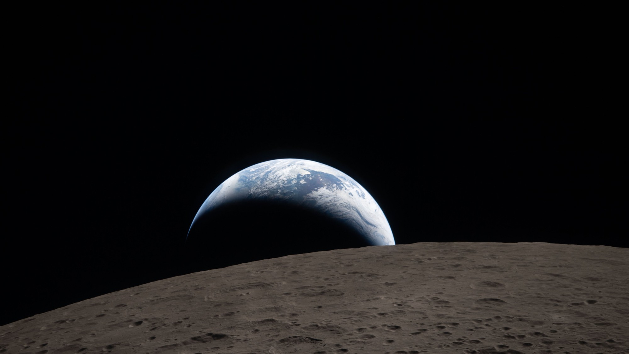 Toto vám vyrazí dych! Astronauti práve obleteli Mesiac. Čakal ich tento pohľad