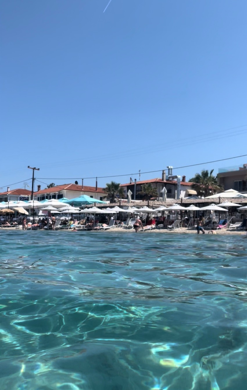 Bar u Pefkohoriju gde set dve ležaljke i suncobran idu uz konzumaciju