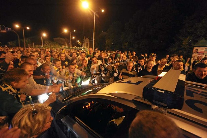 Granda! Biją policję. Nowe fakty