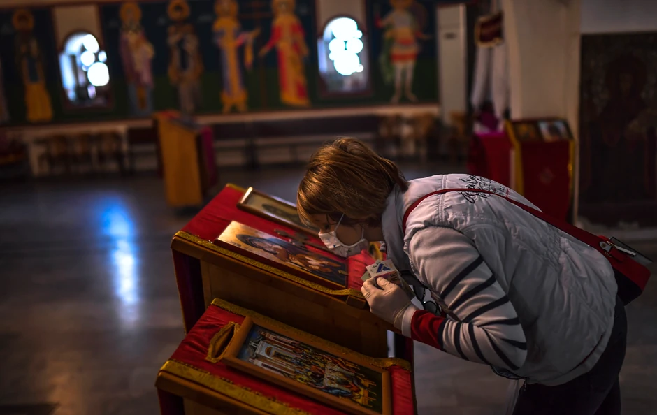 Osim pričesti vernici su ljubili i ikone