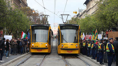 A DK szöges bakanccsal gyalogolt bele Erdoganba és Orbánba, viszont legalább kiderült, tervezik-e a dízel autók kitiltását Budapestről