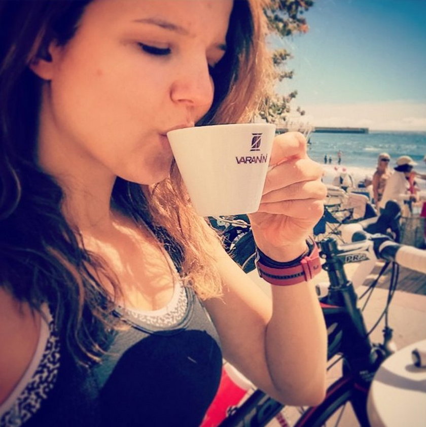 Joanna Jabłczyńska pije kawę