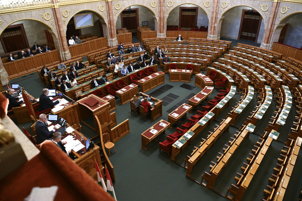 Nieliczni posłowie uczestniczą w nadzwyczajnej sesji węgierskiego parlamentu w sprawie ratyfikacji członkostwa Szwecji w NATO, Budapeszt, Węgry