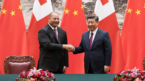 Król Tonga Jerzy Toupu VI i prezydent Chin Xi Jinping