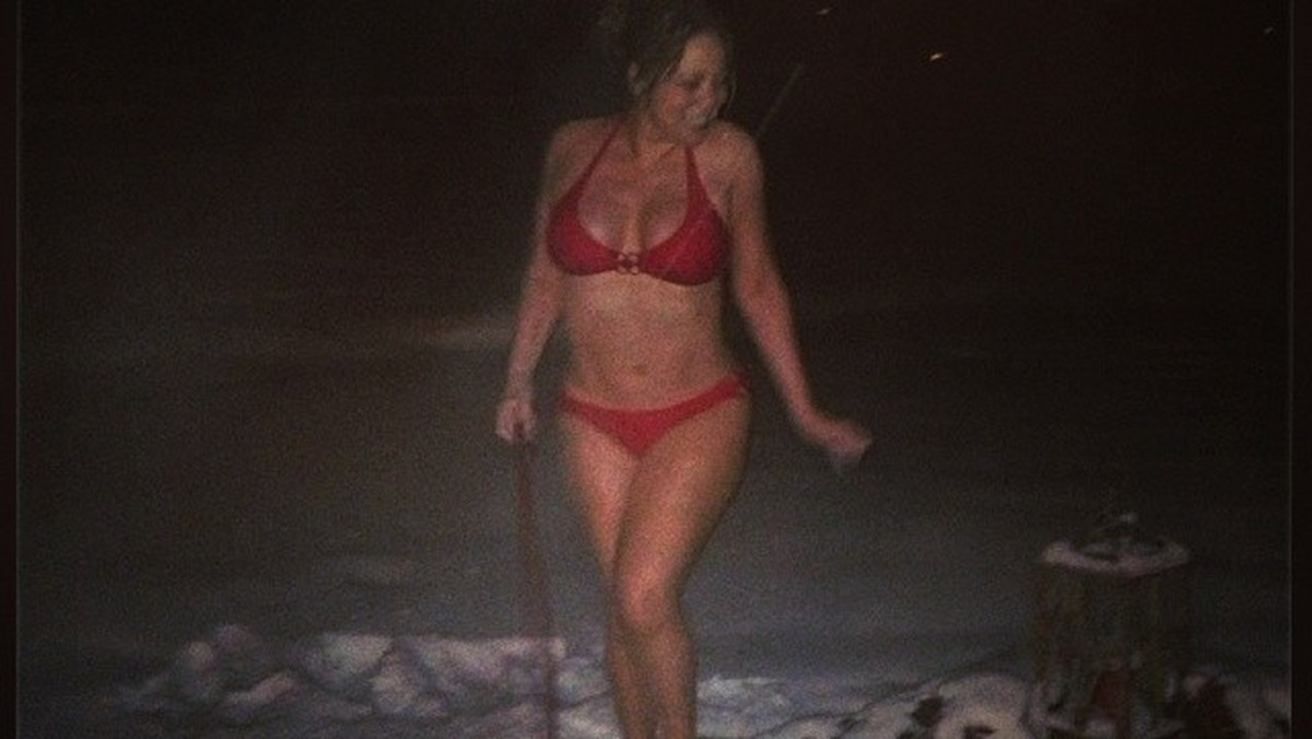 Świąteczna Mariah Carey w bikini na śniegu