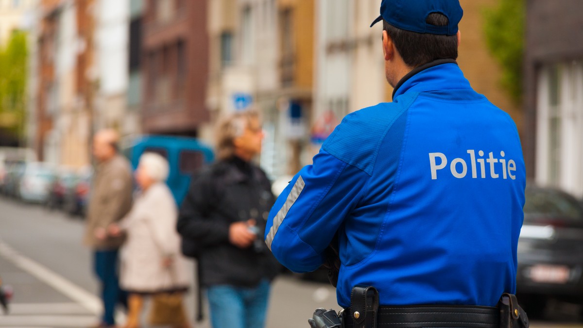 Nożownik zaatakował dziś rano policjanta w centrum Brukseli; według lokalnych mediów mógł to być atak terrorystyczny, jednak policja podkreśla, że motywy działania sprawcy są nieznane. Napastnik, postrzelony przez innego policjanta, jest w szpitalu.