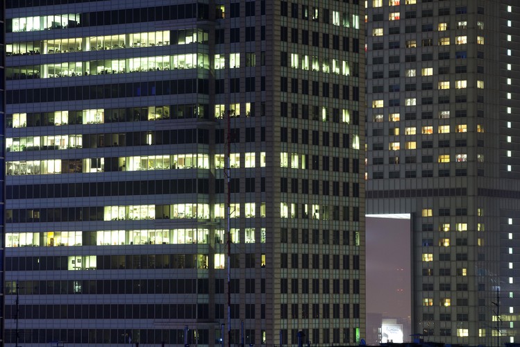 W kontekście rozwoju polskiego rynku mieszkaniowego coraz głośniej mówi się o przygotowaniu ustawy o REIT-ach. Chodzi o notowane na giełdzie spółki, które będą działać na rynku nieruchomości dając tym samym osobom fizycznym dostęp do nowych narzędzi inwestycyjnych. Przygotowanie dla nich preferencji podatkowych dałoby szansę na realne zyski i dodatkowy zastrzyk kapitału na rynku nieruchomości. Gdyby, zgodnie z zapowiedziami, REIT-y mogły inwestować w mieszkania na wynajem, wygenerowałyby dodatkowy popyt.