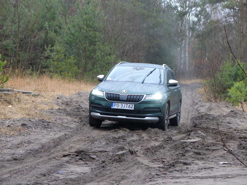 Auto w terenie nie jest komfortowe, jednak biorąc pod uwagę rodzaj opon, bardzo dzielne