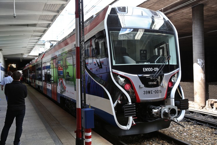 W pojeździe wydzielono miejsca do przewożenia rowerów. 39WE na linii WKD pojadą z prędkością 80 km/h.<br>
<br>
Źródło informacji: NEWAG S.A.<br>
fot. (cat) PAP/Rafał Guz