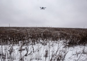 Ukrajinski izviđački dron na polju punom optičkih kablova za dronove na Sumskom frontu