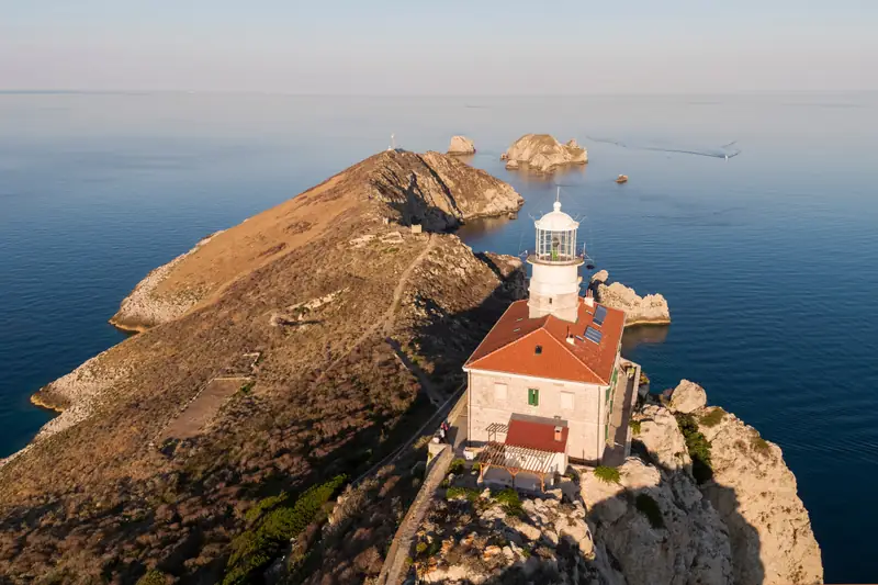 Latarnia morska z dala od cywilizacji - Vela Palagruža