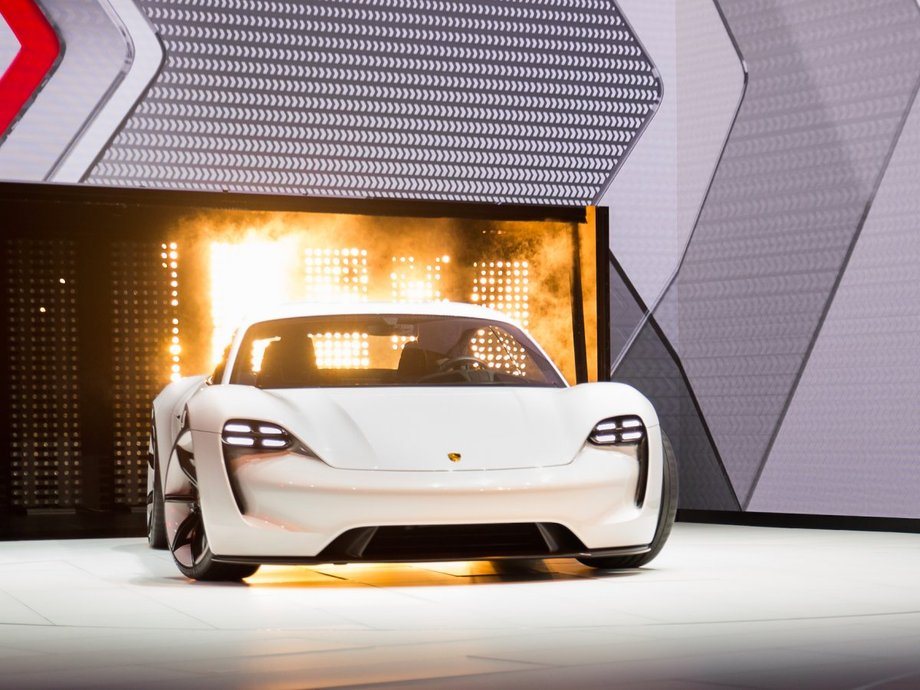 Zamiast zewnętrznych lusterek w Porsche Mission E znajdą się kamery