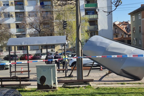 "PUKLO JE JAKO, LJUDI SU POČELI DA BEŽE" U nesreći na autobuskom stajalištu u Nišu povređena jedna osoba (VIDEO)
