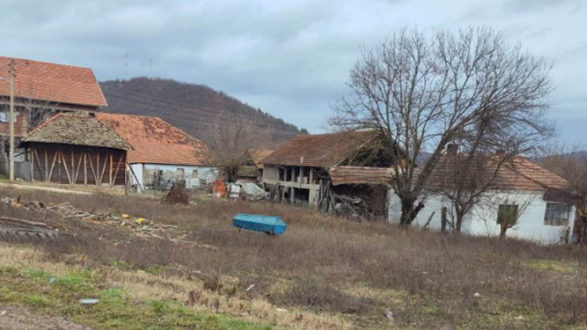 Plavi kovčeg osvanuo usred njive