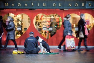 Tani pieniądz to nie tylko samo dobro. Najbardziej cieszy milionerów