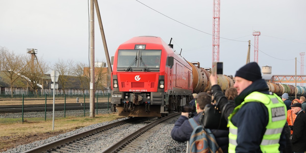 Pierwszy transport paliwa z rafinerii w Możejkach w stronę Renge po 12 latach. 19 km torów odbudowały Koleje Litewskie