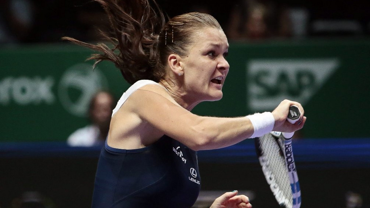 Agnieszka Radwańska pokonała Simonę Halep 7:6, 6:1 i wciąż może awansować do półfinału kończącego sezon turnieju WTA Finals w Singapurze. Teraz wszystko w rękach Marii Szarapowej, która chwilę po południu zmierzy się z Flavią Pennettą.