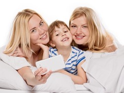 Zastępczyni mamy czy przyjaciółka: Jaką rolę w życiu dziewczynki odgrywa ciocia?