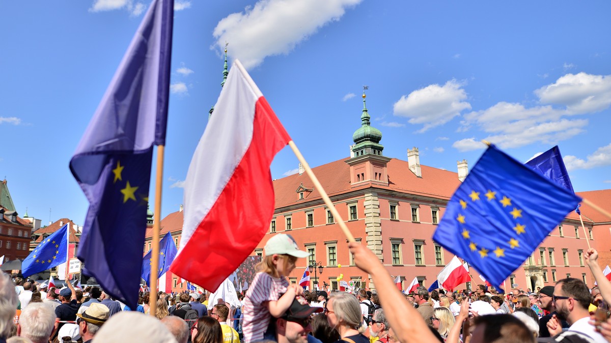 Coraz więcej Polaków popiera wyjście z UE. Rekordowe dane [SONDAŻ]