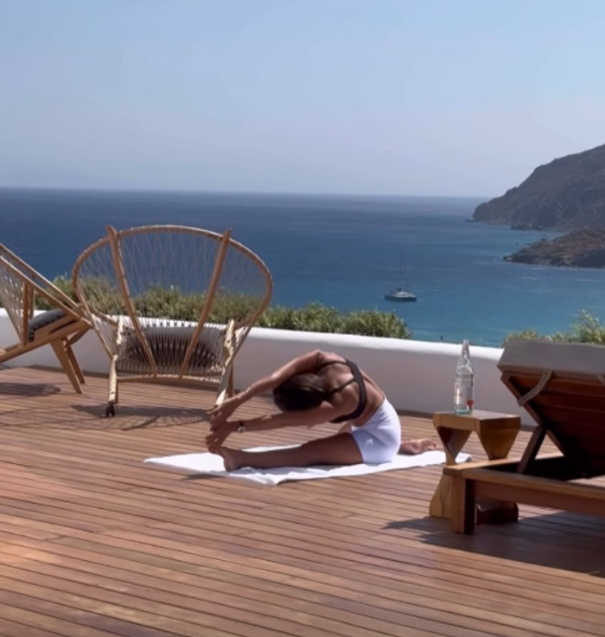 Đina Džinović vežba jogu na Mikonosu