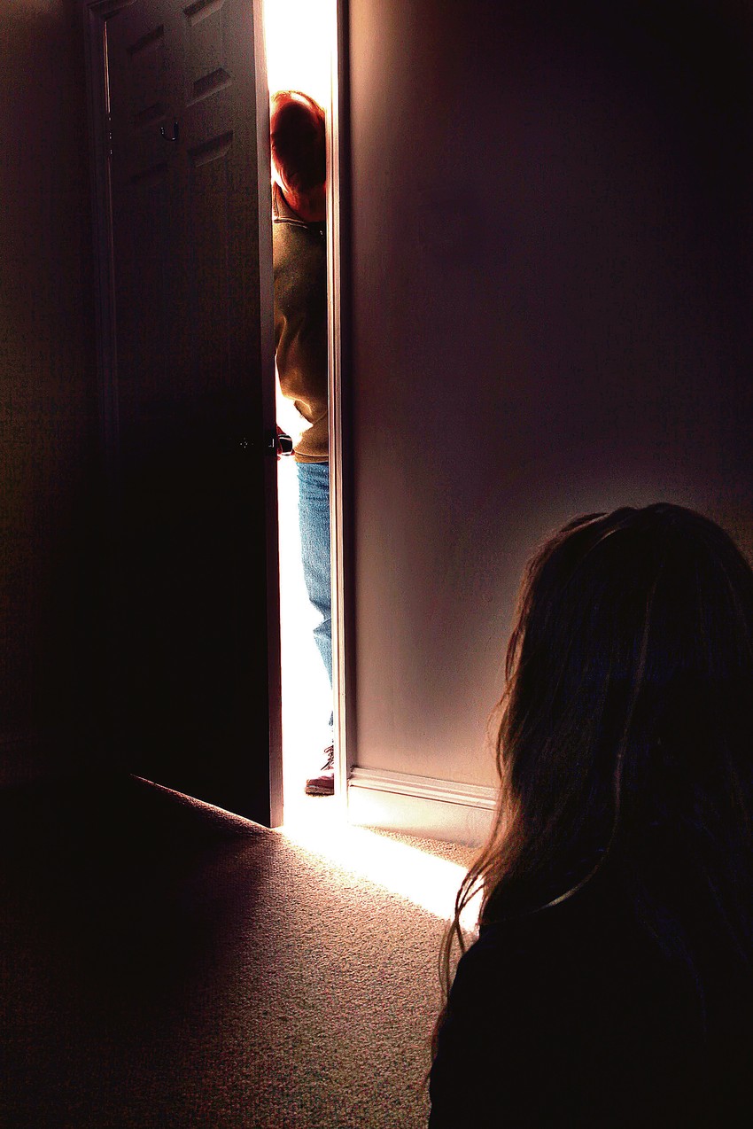 Devojčica je bila sa roditeljima u poseti u Nebojšinoj porodičnoj kući u kojoj on živi sa babom. Ne sluteći ništa loše, sa njim je otišla u sobu, a on ju je iskoristio i napastvovao