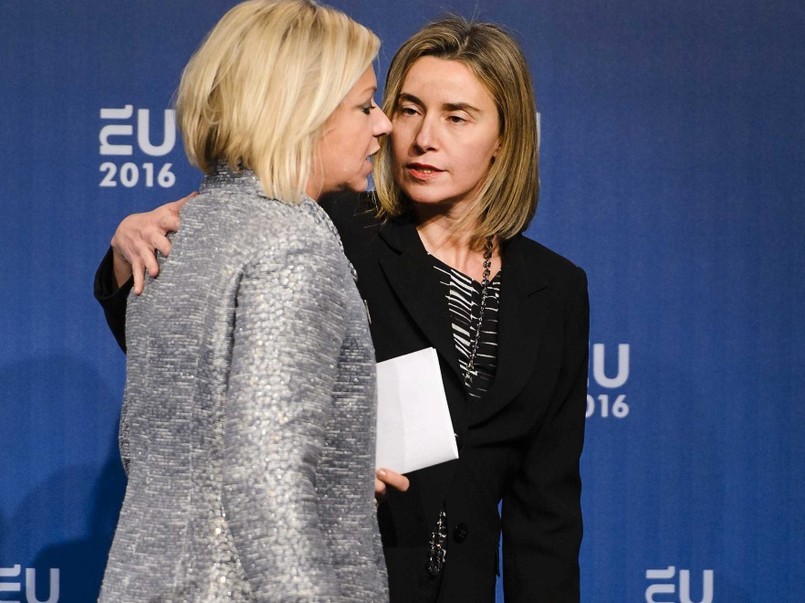 Holenderska pani polityk (z lewej) uczestniczyła ostatnio w nieformalnym spotkaniu europejskich ministrów obrony i trzeba przyznać, że dosłownie na nim błyszczała!