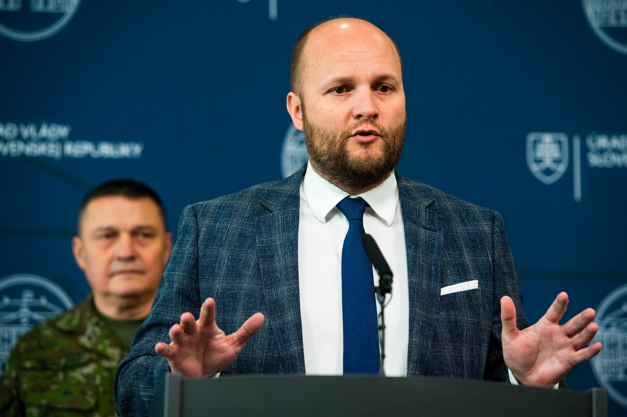 Náčelník Generálneho štábu Ozbrojených síl (OS) SR Daniel Zmeko a minister obrany SR Jaroslav Naď počas tlačovej konferencie po rokovaní Vlády SR k poslaniu stíhačiek MIG-29 na Ukrajinu.