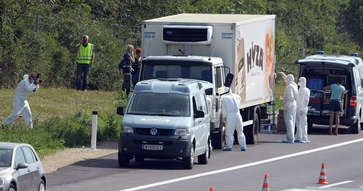 Nocleg W Austrii Przy Autostradzie Zwłoki kilkudziesięciu uchodźców w ciężarówce przy autostradzie w