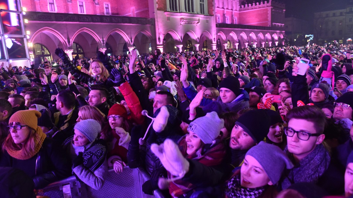 Popularni artyści, m.in. Edyta Górniak, Agnieszka Chylińska, Natalia Kukulska, Patrycja Markowska i Maciej Maleńczuk, wystąpili podczas imprezy sylwestrowej na Rynku Głównym w Krakowie. - Tak pięknie może być tylko na rynku w Krakowie – mówił prezydent miasta.