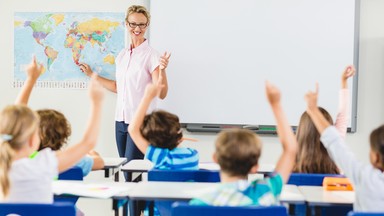 Zaskocz swojego nauczyciela w dniu jego święta! Najlepsze życzenia i wierszyki na Dzień Nauczyciela