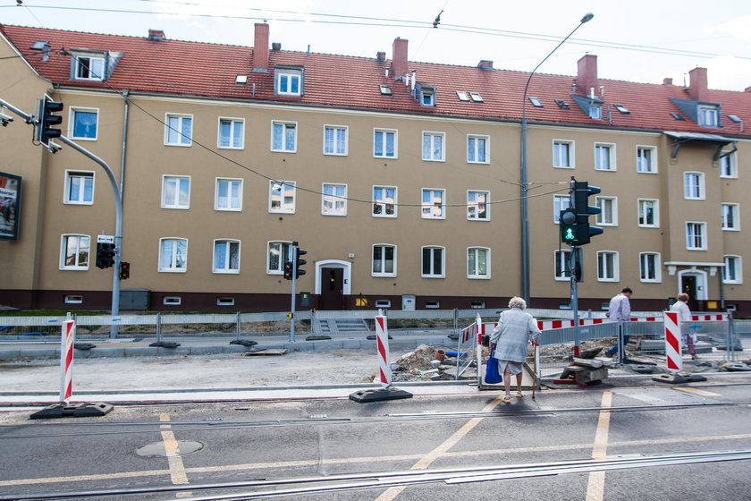 Trwa walka o możliwie najszybsze zakończenie przebudowy ulicy Dąbrowskiego.