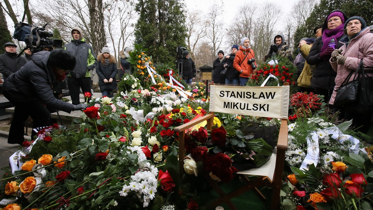 Minister kultury, artyści i mieszkańcy Warszawy pożegnali dzisiaj Stanisława Mikulskiego, którego pogrzeb odbył się na Cmentarzu Wojskowym na Powązkach. Serialowy Kloss, grany przez tego aktora, uosabia bohaterstwo i odwagę - powiedziała Małgorzata Omilanowska.