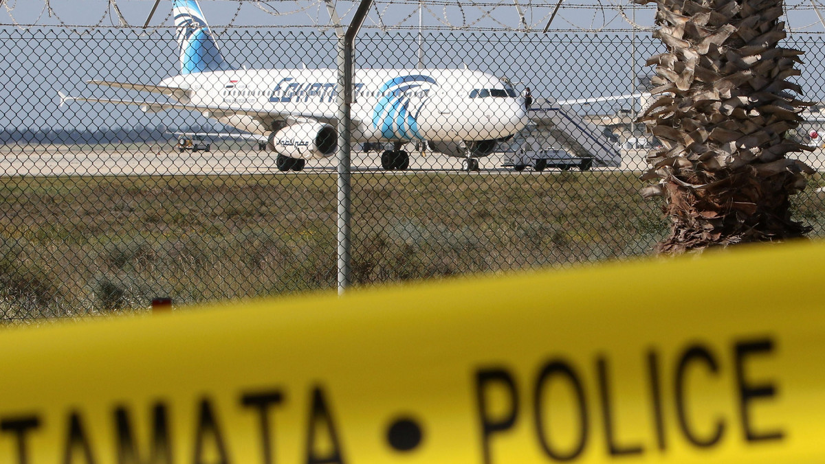 Samolot egipskich linii lotniczych EgyptAir, lecący z Aleksandrii do Kairu, został dziś porwany i zmuszony do lądowania na Cyprze. Po kilku godzinach napastnik poddał się i został zatrzymany. Wcześniej samolot opuścili wszyscy przetrzymywani zakładnicy.