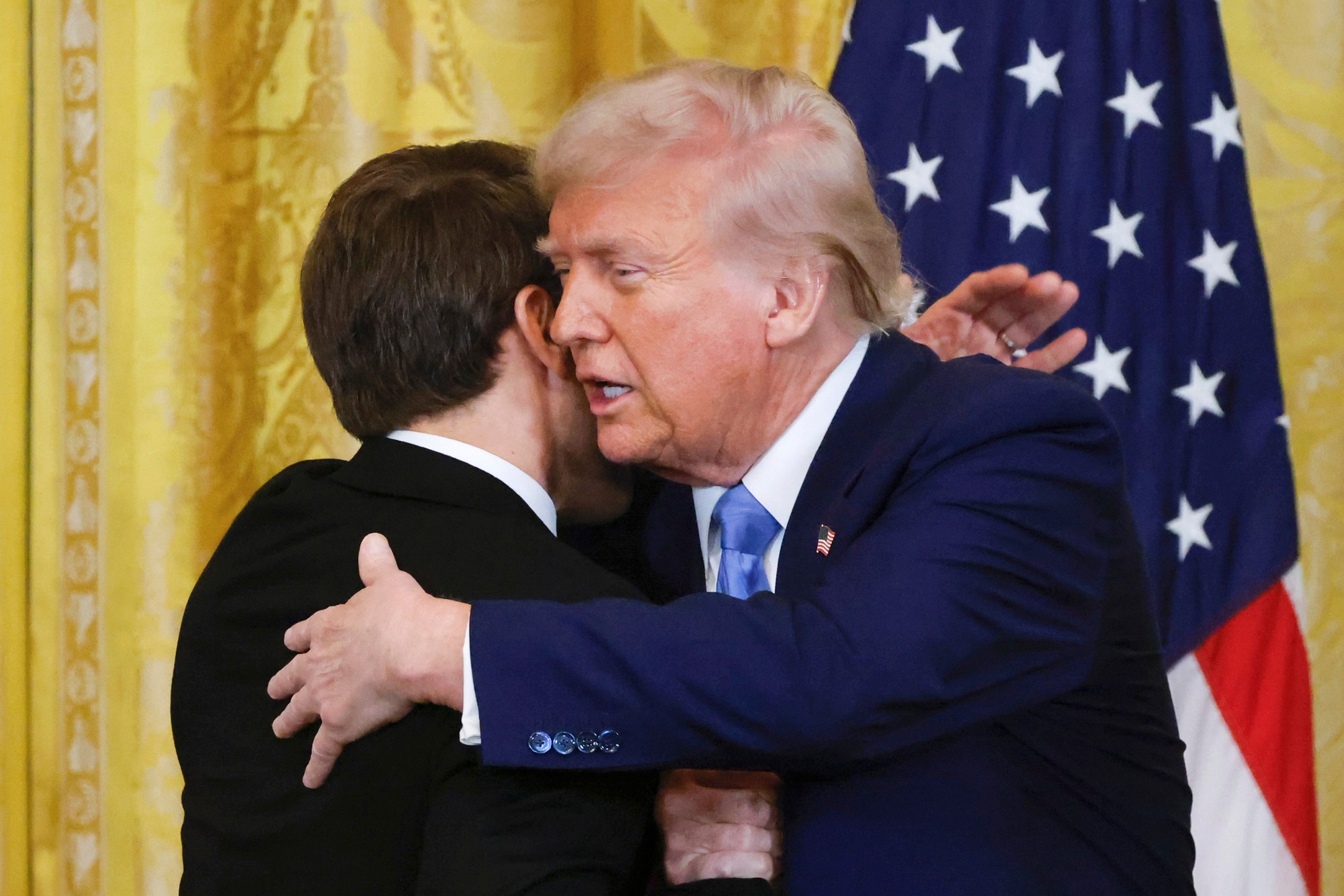 Ľudia si počas rozhovoru Trumpa a Macrona všimli niečo nezvyčajné. 