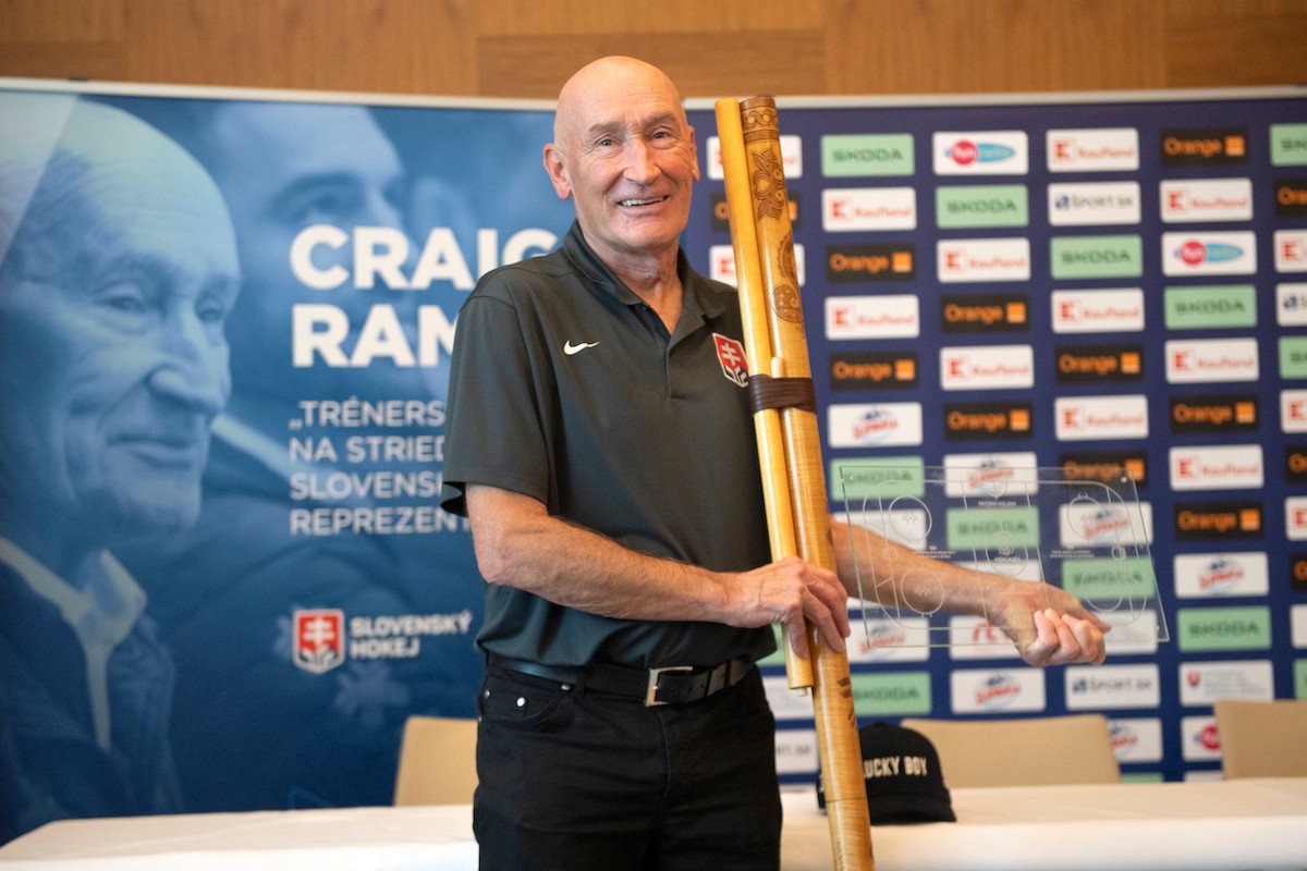 Tréner slovenskej hokejovej reprezentácie Craig Ramsay.