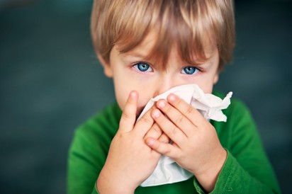 Visszatérő köhögés, tüsszögés gyerekeknél: allergia is állhat a háttérben