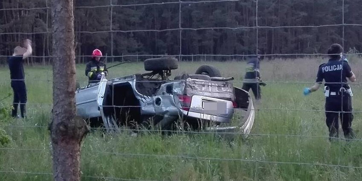 Horror na drodze. Opel dachował kilkadziesiąt metrów. Zginęły dwie osoby