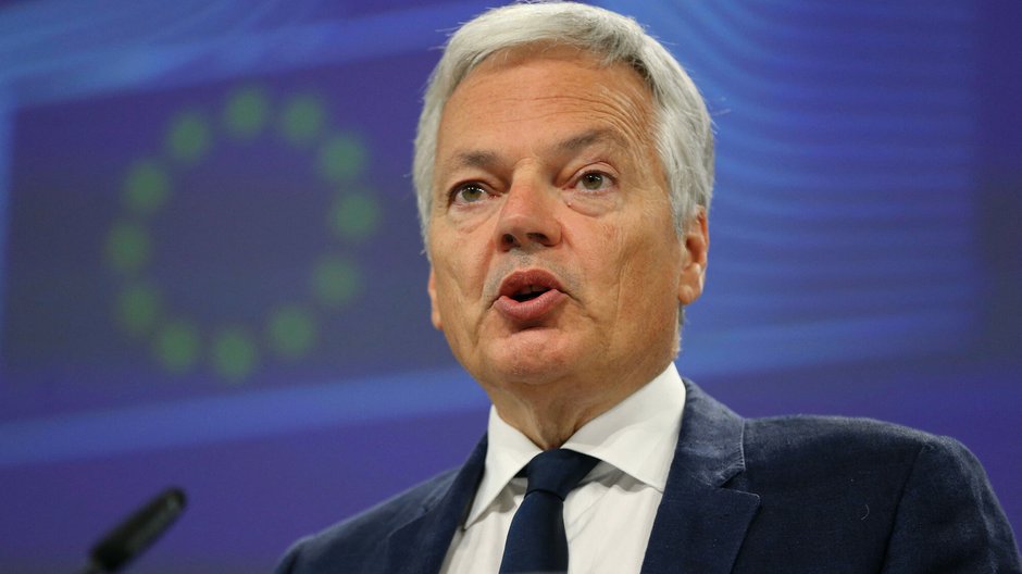 Komisarz Didier Reynders na konferencji prasowej w Brukseli