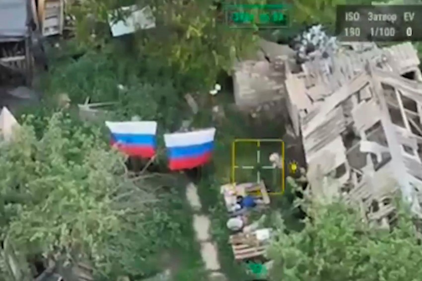 Ruska vojska sa zastavama u zauzetom naselju Otradne u Ukrajini 24. maja